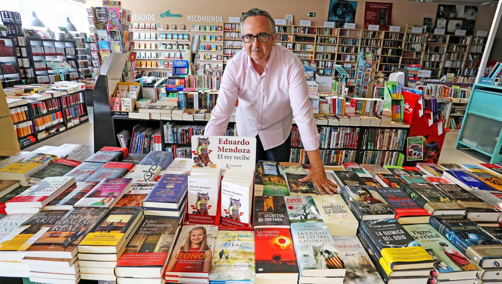 el negocio “raro” de luz shopping.  Francisco Román es librero desde hace casi treinta años, pero hasta hace un año no se lanzó a serlo por cuenta propia con su socia Luisa Calderón. Ambos provienen de la cadena sevillana de librerías Beta, que quebró en 2017, y decidieron integrarse dentro de un centro comercial, el más grande de la provincia. Su librería es Alavera. Y funciona.