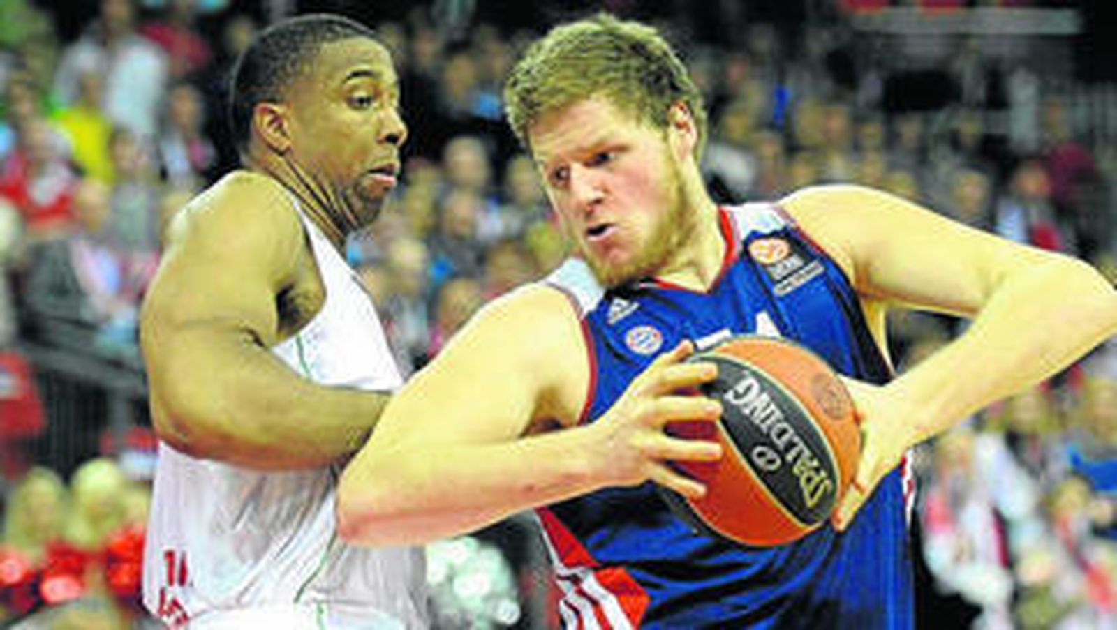 Richard Hendrix defiende a John Bryant en un partido de Euroliga.