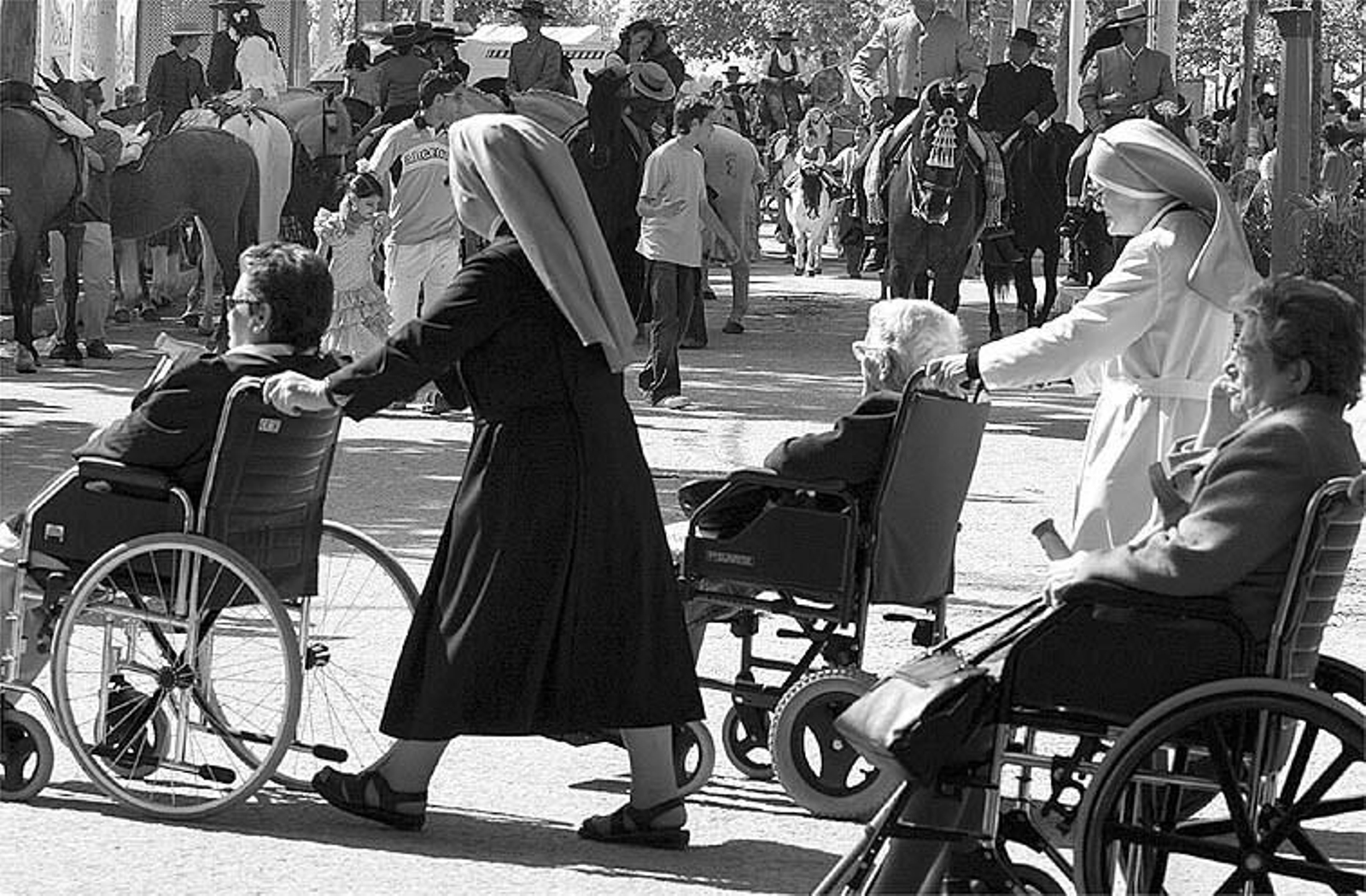 La Hermanitas de los Pobres, con los ancianos del asilo en Las Banderas en 2006.