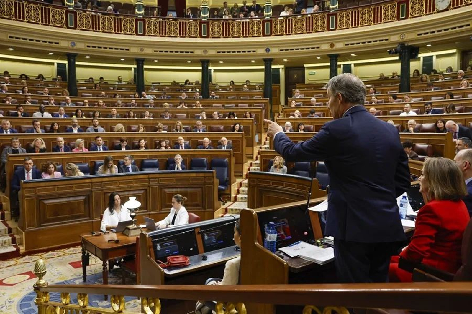 El presidente del PP, Alberto Núñez Feijóo, se dirige al presidente del Gobierno, Pedro Sánchez, durante la sesión de control al Ejecutivo.