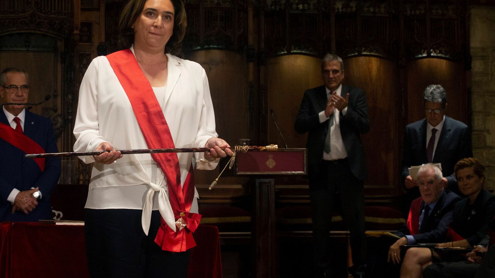 Ada Colau con el bastón de mando de alcaldesa de Barcelona.