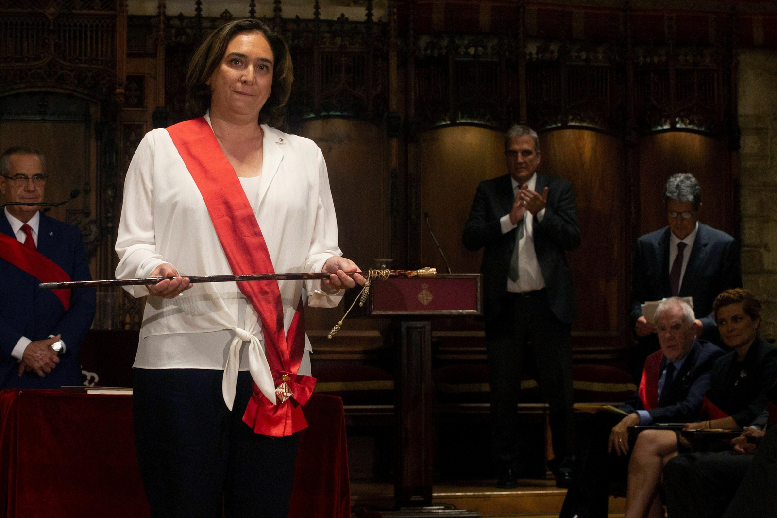 Ada Colau con el bastón de mando de alcaldesa de Barcelona.