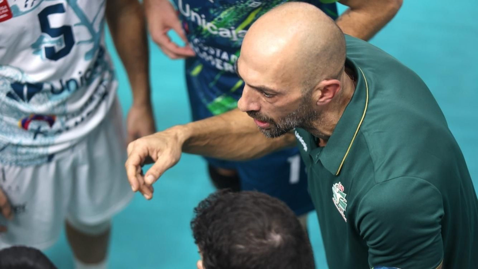 Israel Rodríguez se dirige a sus jugadores en uno de los últimos duelos de los ahorradores.