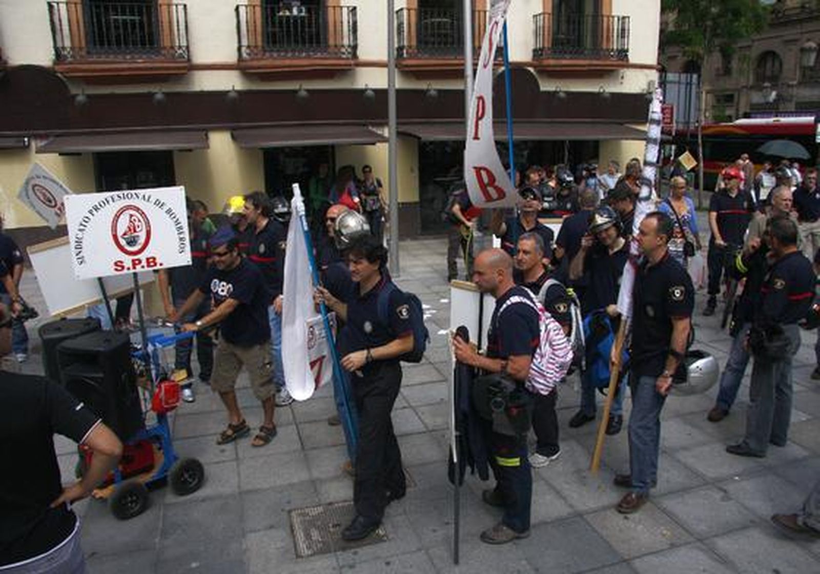 Bomberos manifestándose en la Encarnación.

Foto: B. Vargas