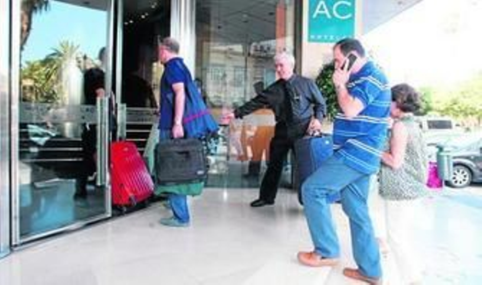 Llegada de turistas a un hotel de la capital.