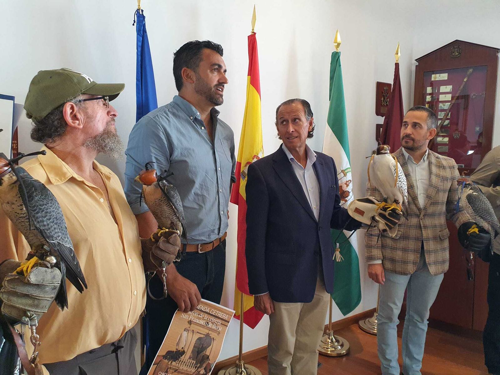 Representantes municipales y del Club Halconero de la Bahía, durante la presentación.