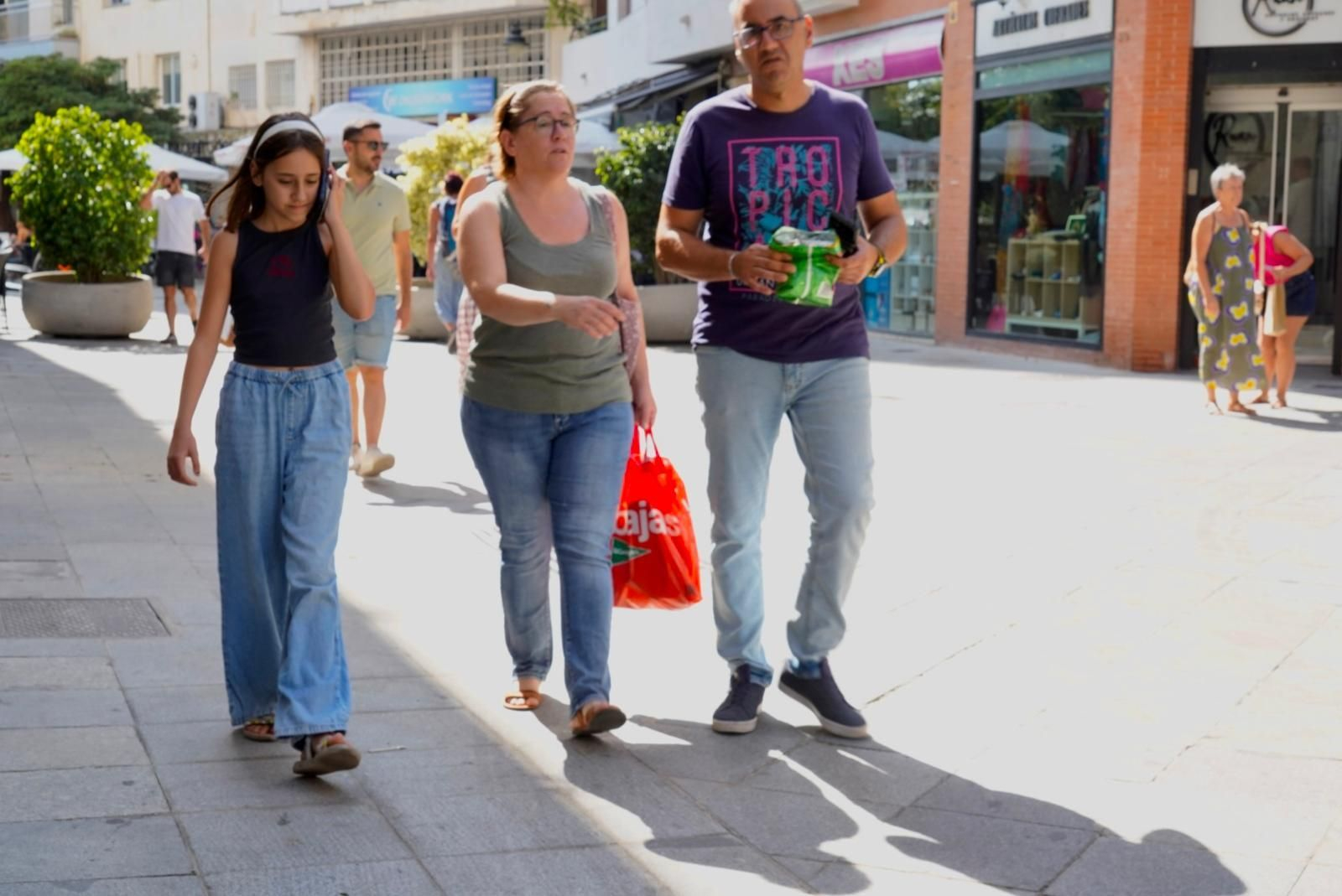 Personas con bolsas las rebajas.