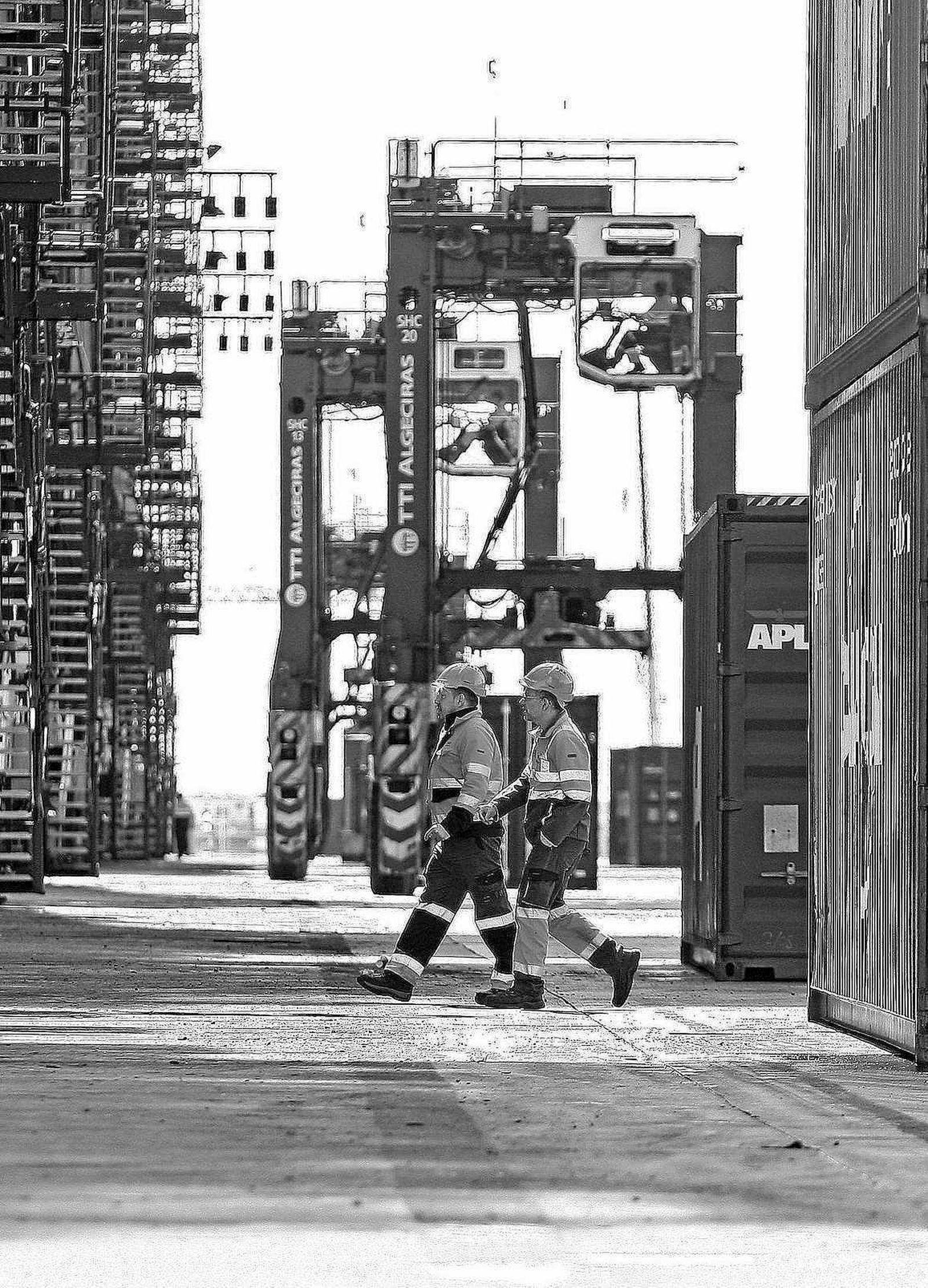 Dos estibadores portuarios caminan por el puerto de Algeciras, ayer.