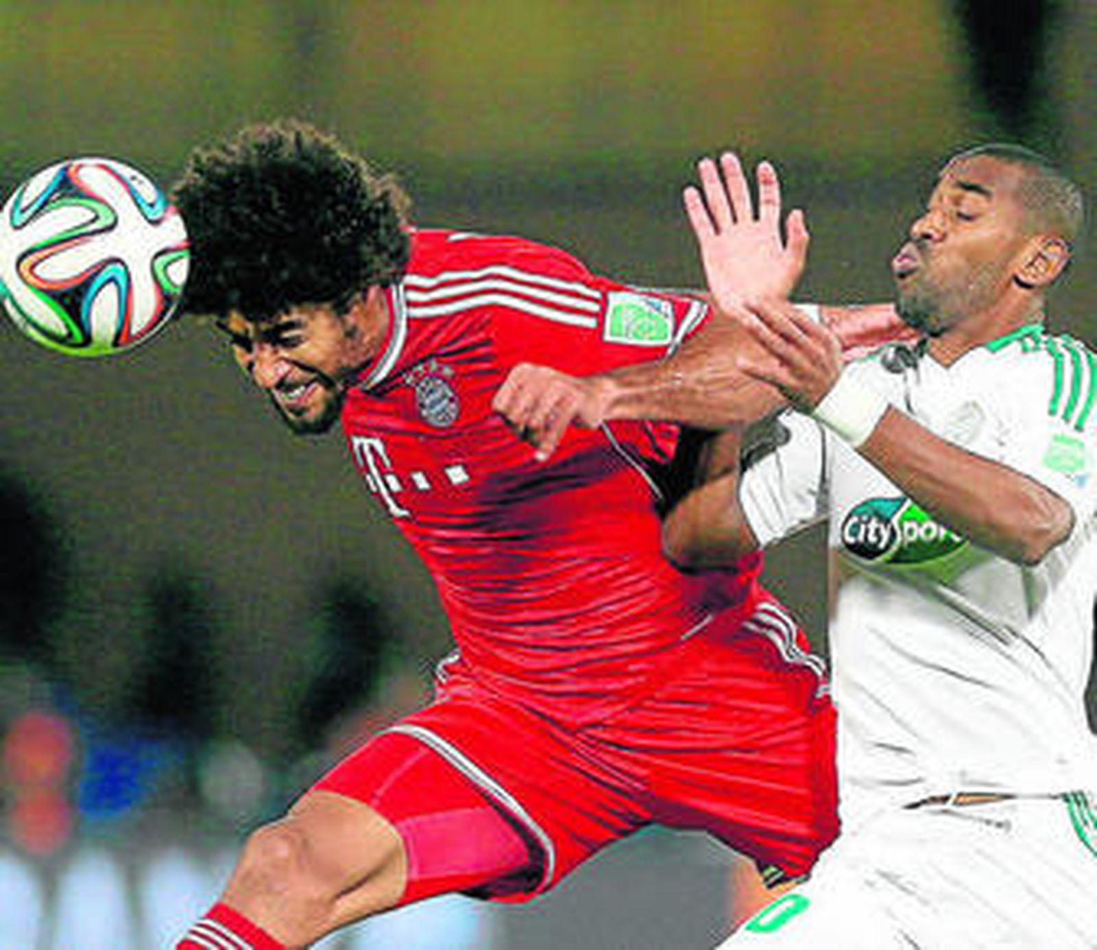 El central del Bayern Dante remata ganando la partida a Iajour.