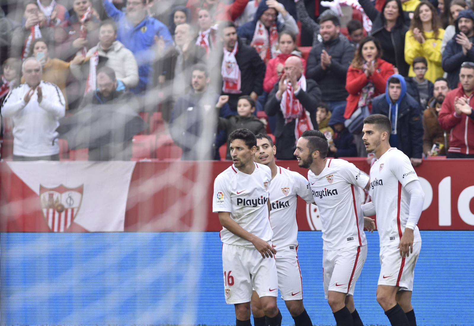 Sarabia celebra su tanto con Navas, Ben Yedder y Andre Silva.