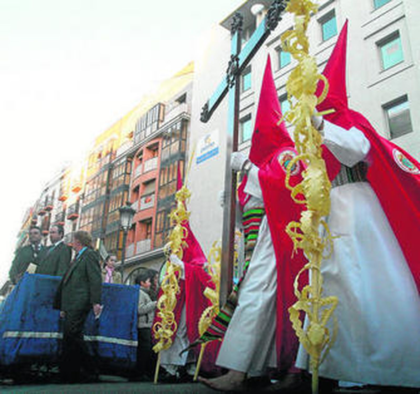 La Virgen de los Ángeles, en el dintel de la Puerta del Mar de la parroquia mayor de San Pedro.