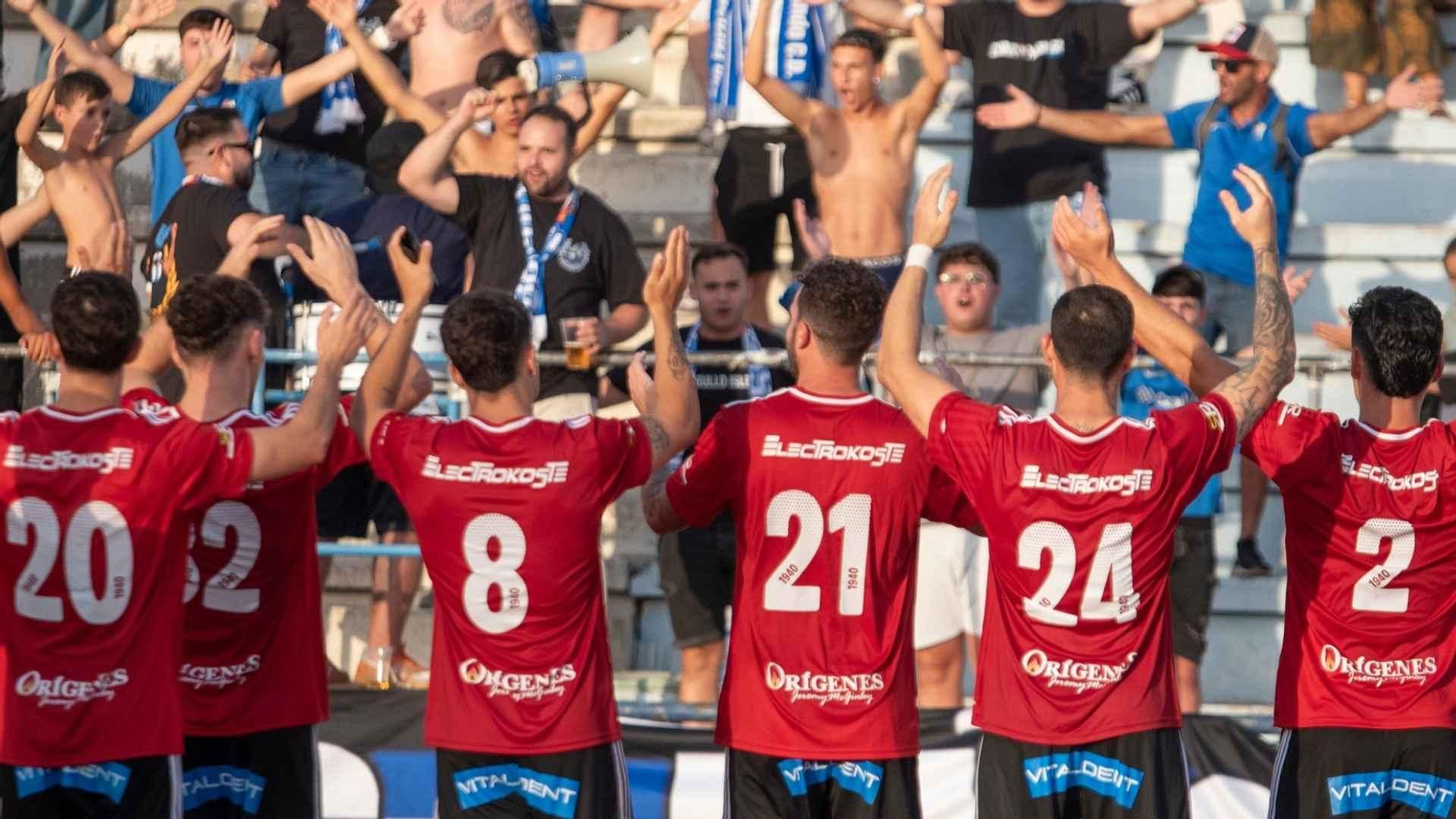 Celebración del CD San Fernando 1940 con sus aficionados.