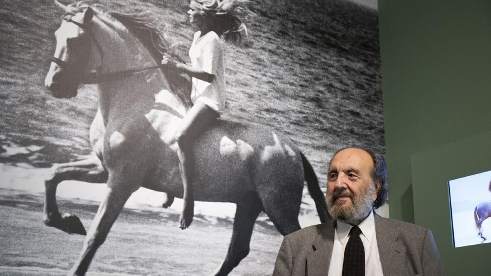 El publicista Leopoldo Pomés y su modelo.