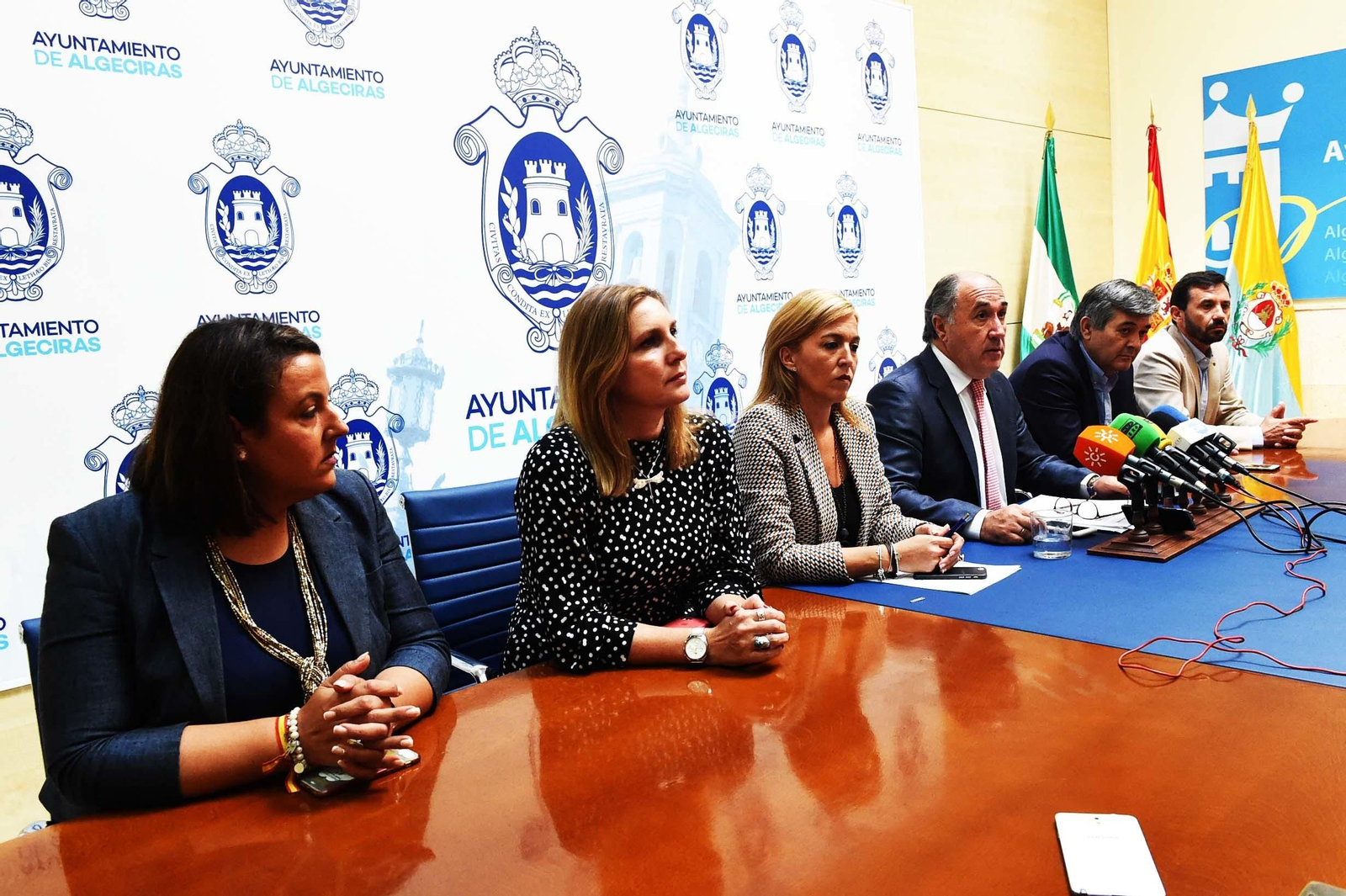 De izq. a dcha, Laura Ruiz, Susana Pérez Custodio, Eva Pajares, José Ignacio Landaluce, Luis Ángel Fernández y Javier Ros, en 2017, en una rueda de prensa.