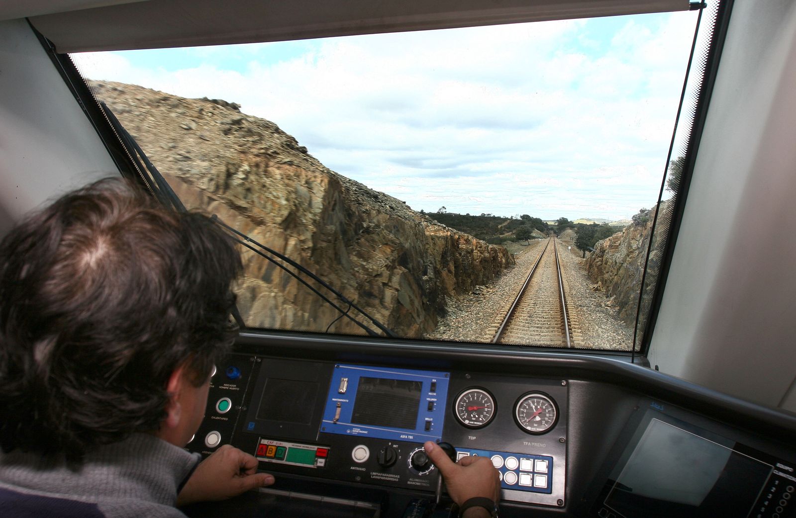 Interior de la locomotora del tren Huelva-Zafra.