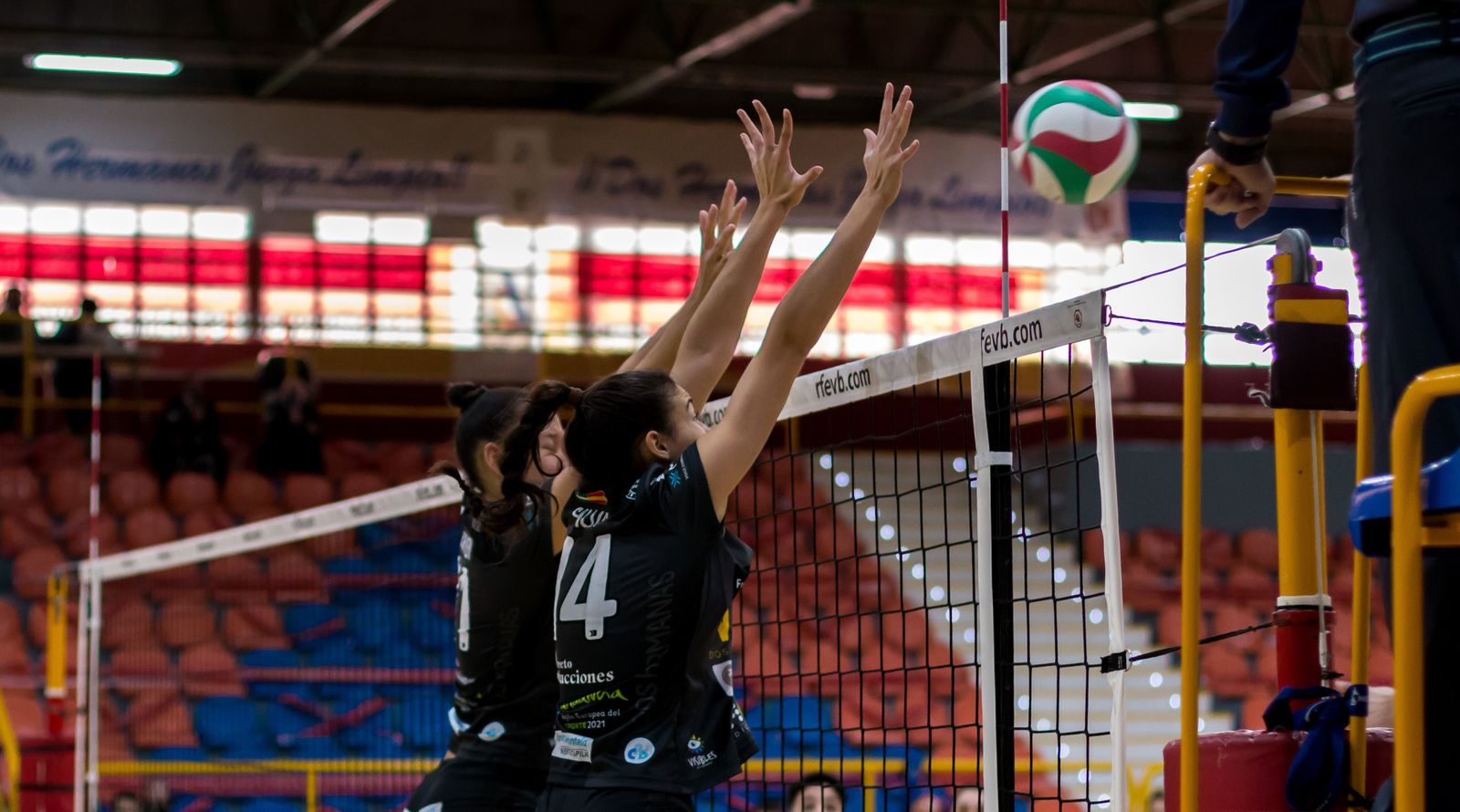 Bueno doble bloqueo del Cajasol Voley.