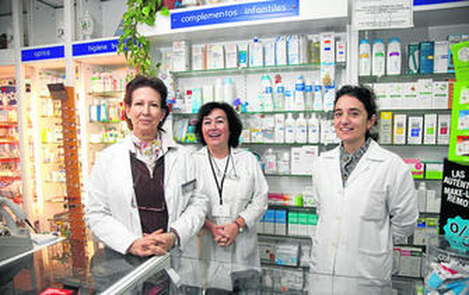 De izquierda a derecha, la farmacéutica María del Socorro Rodríguez, con sus ayudantes Felisa Carmona y Teresa Martín.