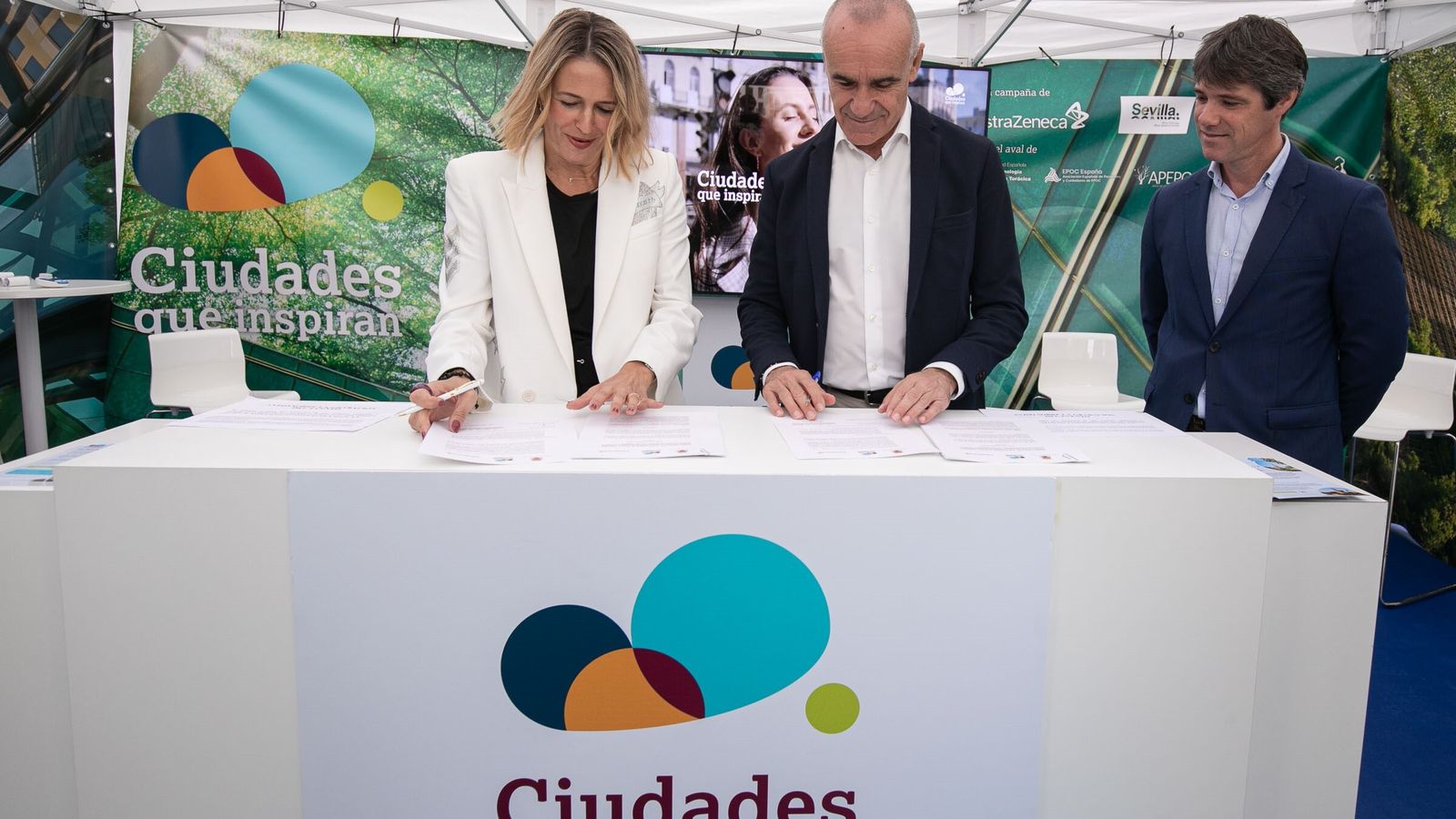 Marta Moreno, de AstraZeneca España y Antonio Muñoz, alcalde de Sevilla, firmando el documento de adhesión al proyecto.