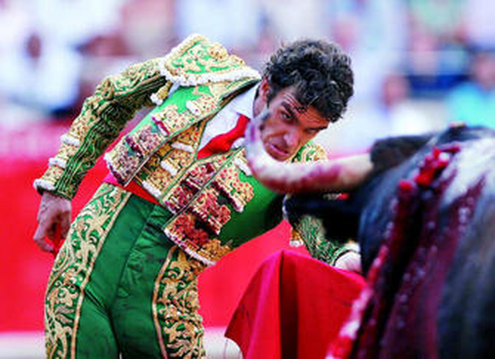 El gesto de José Tomás, en un cite, durante su encerrona en solitario, ayer en la Monumental de Barcelona.