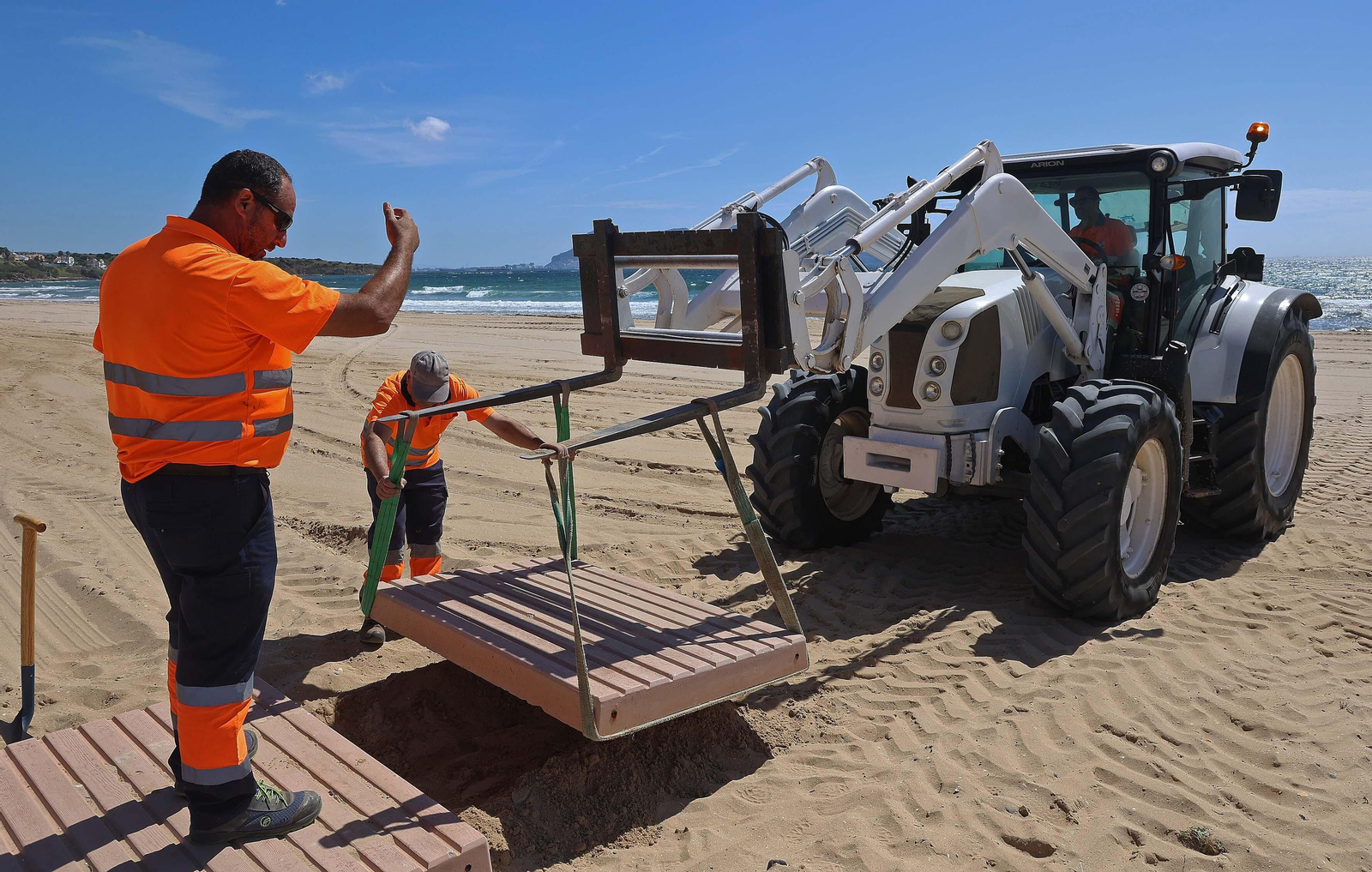 Imágenes de los preparativos para  la temporada de playas en Getares