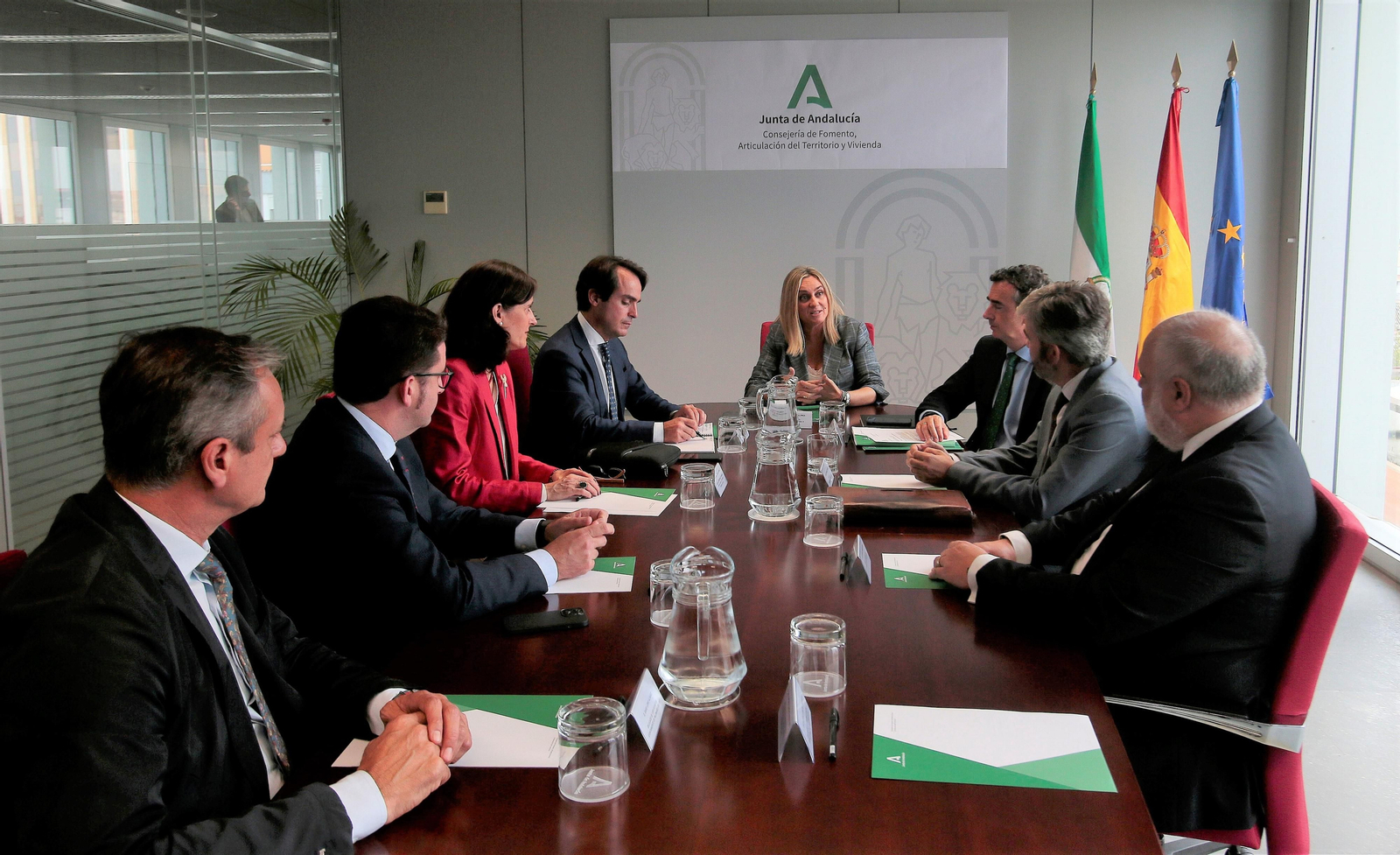 Reunión de la consejera de Fomento con los alcaldes de Coria y Palomares del Río, este jueves.