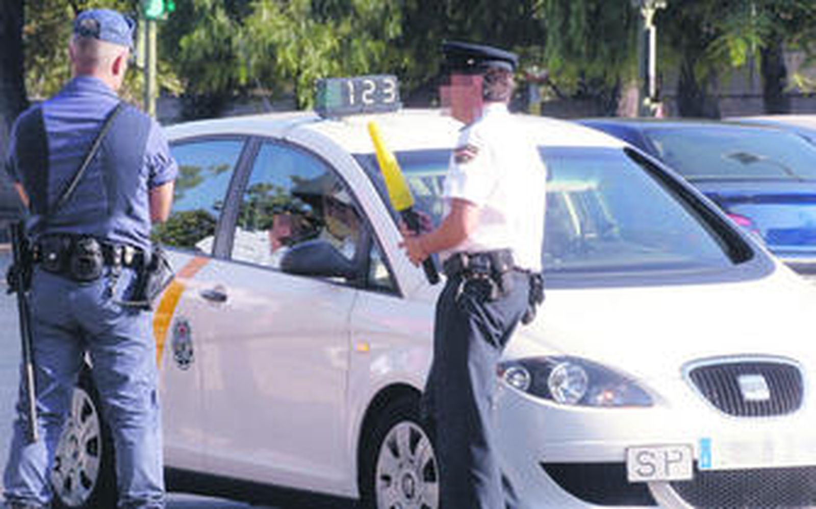 La Policía para a un taxi, ayer por la tarde en la avenida de la Paz.