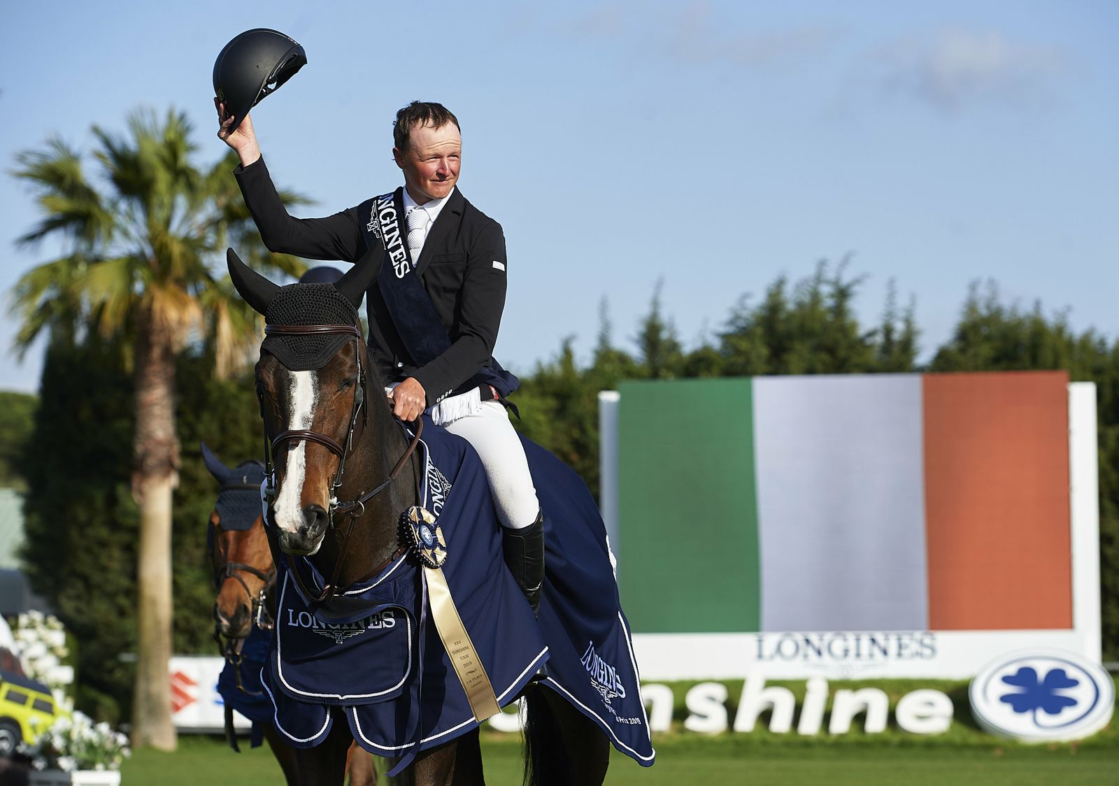 El irlandés Moloney saluda tras su triunfo en la gran prueba de cierre del Circuito.