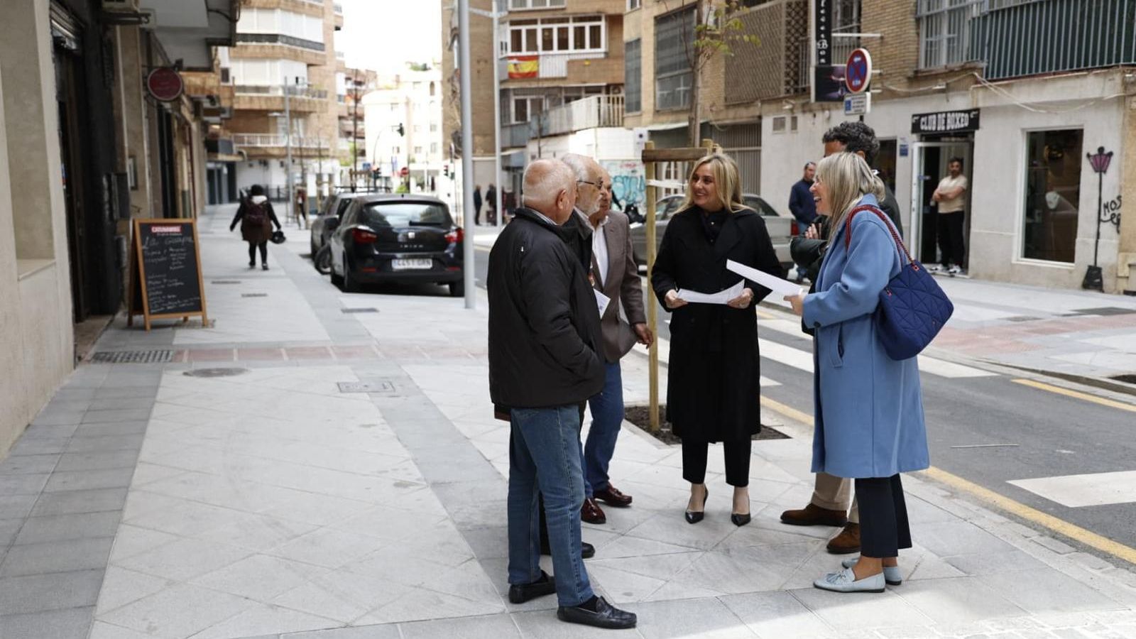Visita de la alcaldesa a la calle.