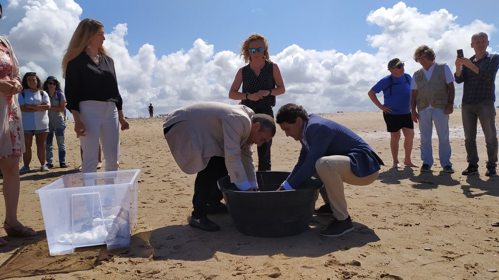 Suelta de tortugas marinas en la playa de Camposoto