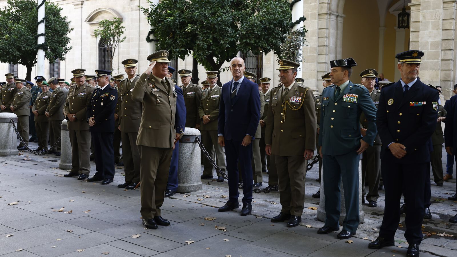 El izado de bandera y desfile militar por el centro de Sevilla, en imágenes