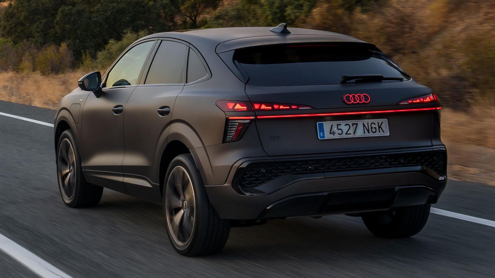 La iluminación gana protagonismo en la trasera, con mayores superficies alimentadas por leds.