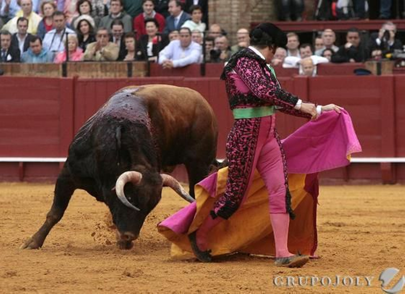 Morante torea al cuarto toro de la tarde de la primera corrida del abono de la Maestranza de la temporada 2011.
