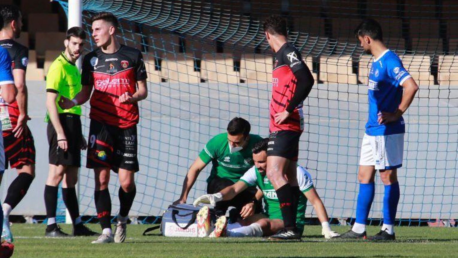 Camacho tuvo que ser atendido en la recta final del primer tiempo.