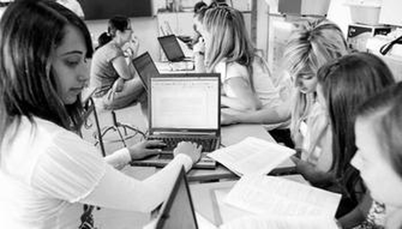 Un grupo de estudiantes trabaja con portátiles en una clase de un instituto de Granada.