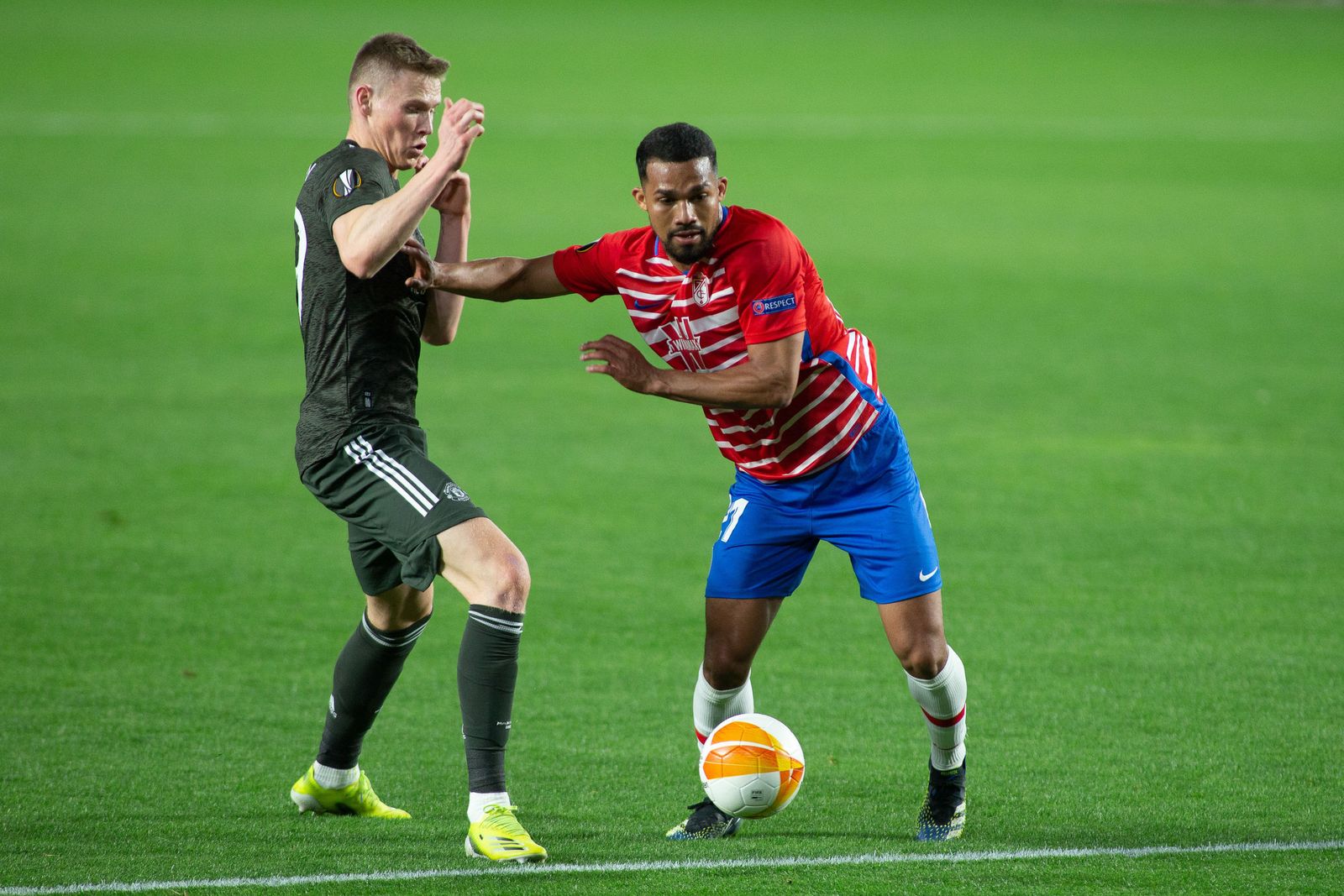 Yangel Herrera pelea con McTominay.