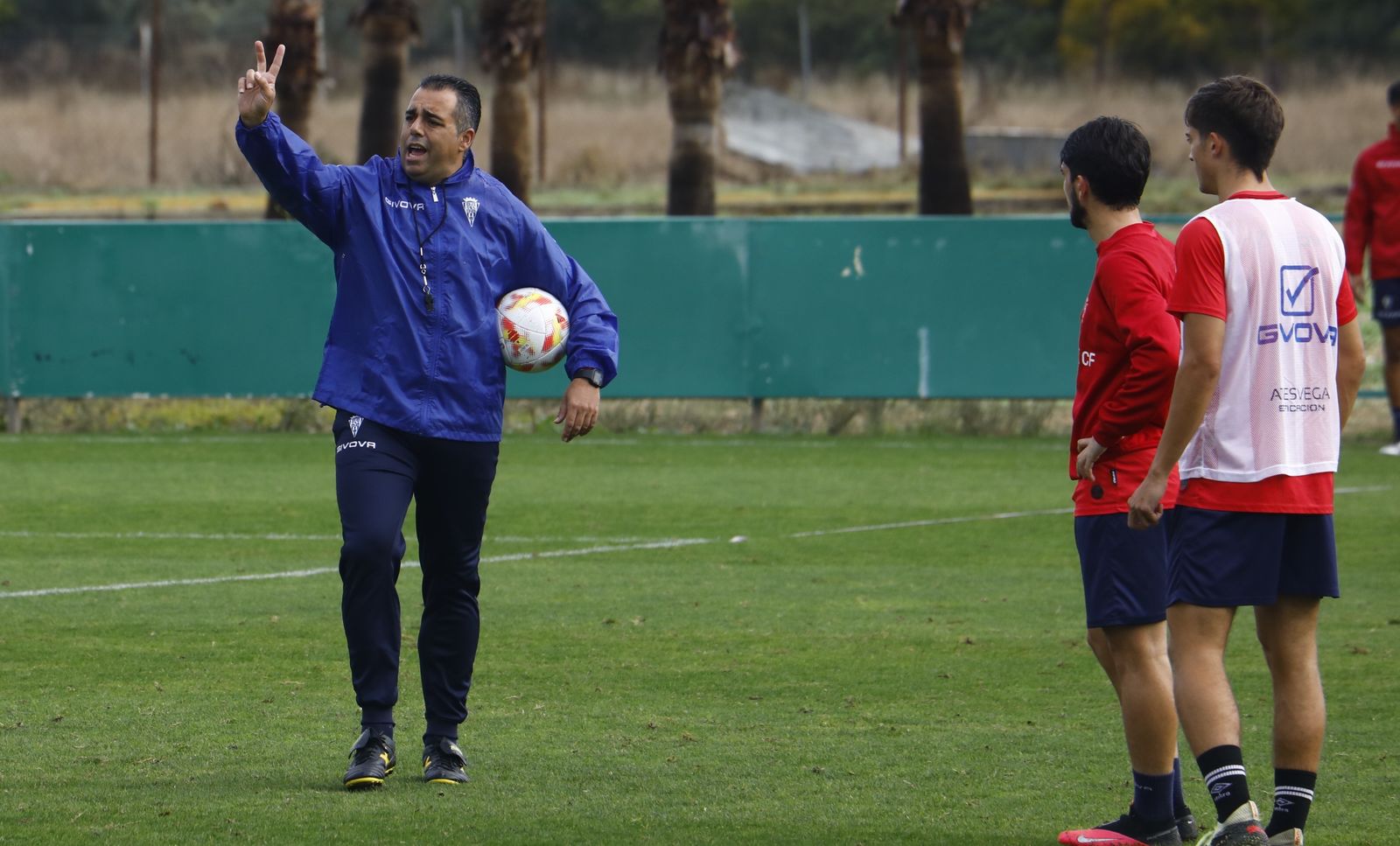 Germán Crespo da órdenes durante un entrenamiento de esta semana.