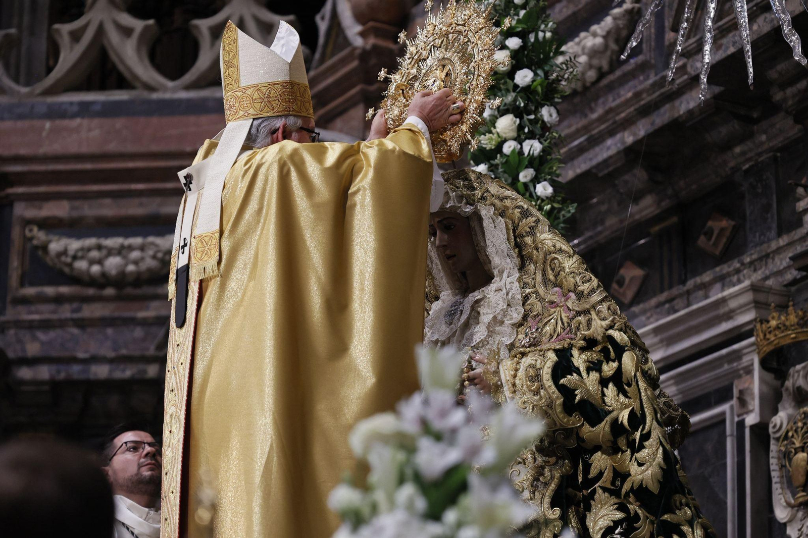 Momento en el que monseñor Saiz coloca la corona a la Virgen del Rocío, ante la atenta mirada del sacerdote Fernando Borrego, director espiritual de la Redención. Momento en el que monseñor Saiz coloca la corona a la Virgen del Rocío, ante la atenta mirada del sacerdote Fernando Borrego, director espiritual de la Redención.