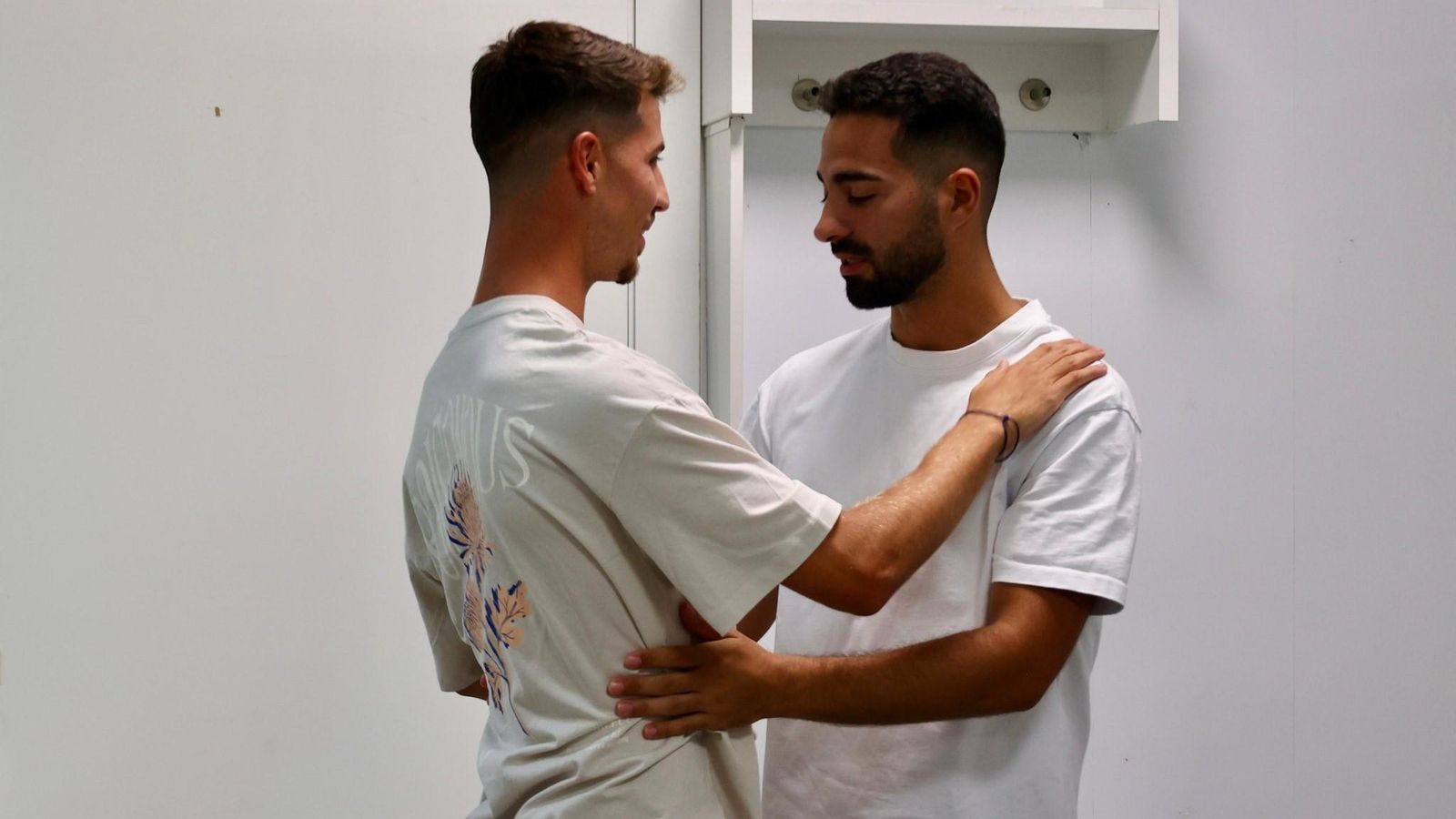 Pedro Ortiz saluda a Rubén Alves en el regreso a El Arcángel de los futbolistas del Córdoba CF.