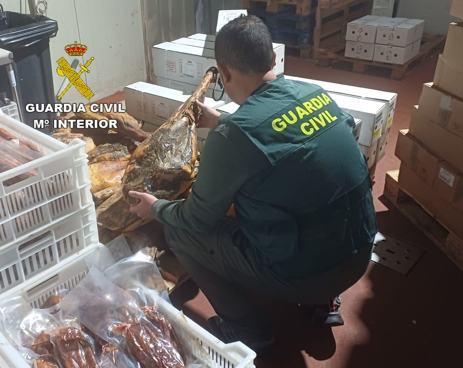 Los jamones recuperados por la Guardia Civil tras el robo.