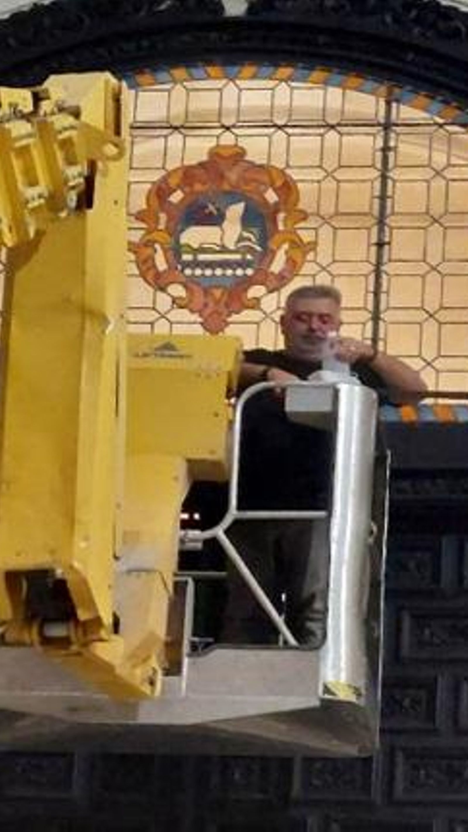 Antonio Javier Salgado en pleno proceso de restauración