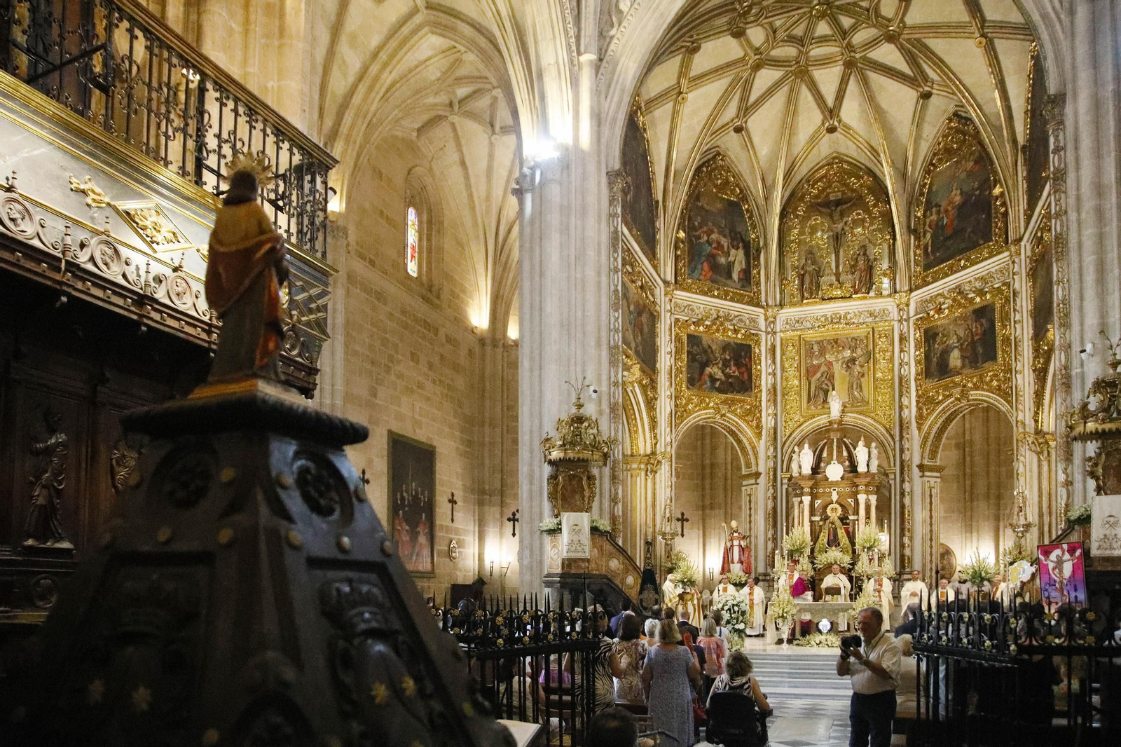 Las imágenes de la santa misa estacional presidida por el obispo de Almería, con la interpretación de Anacrusa
