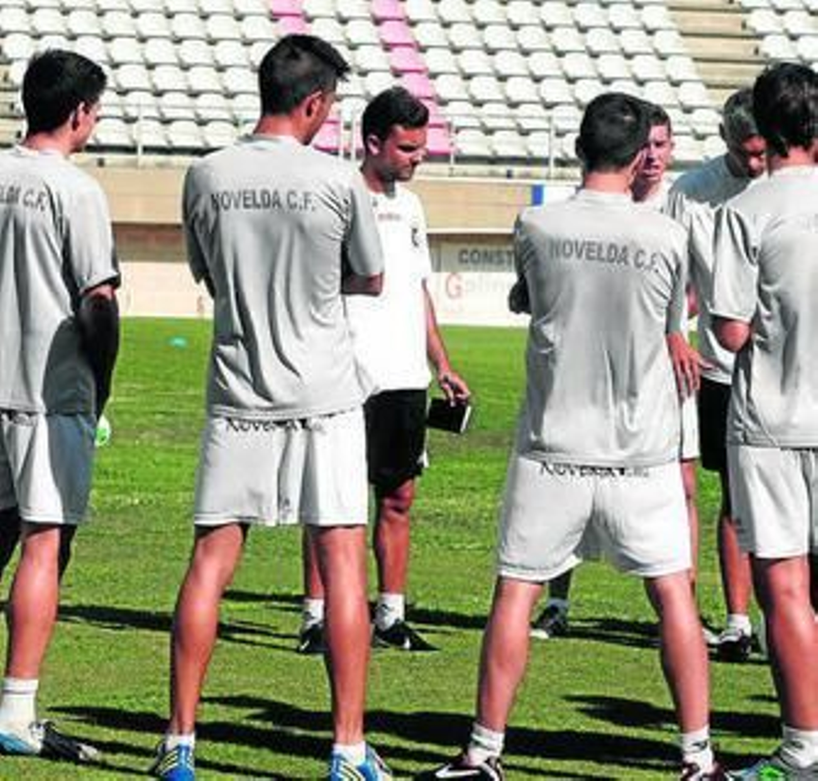 Albés habla con sus jugadores ayer en el Nuevo Mirador.