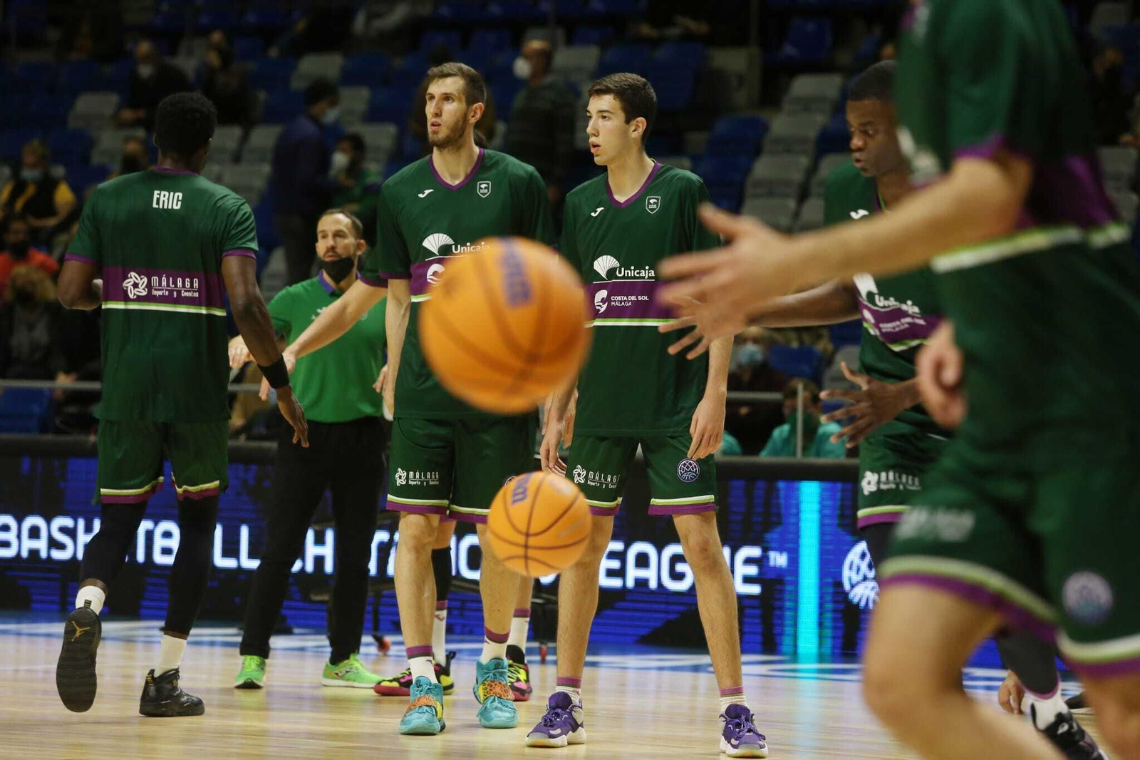 Álvaro Folgueiras, en el centro, durante el calentamiento.