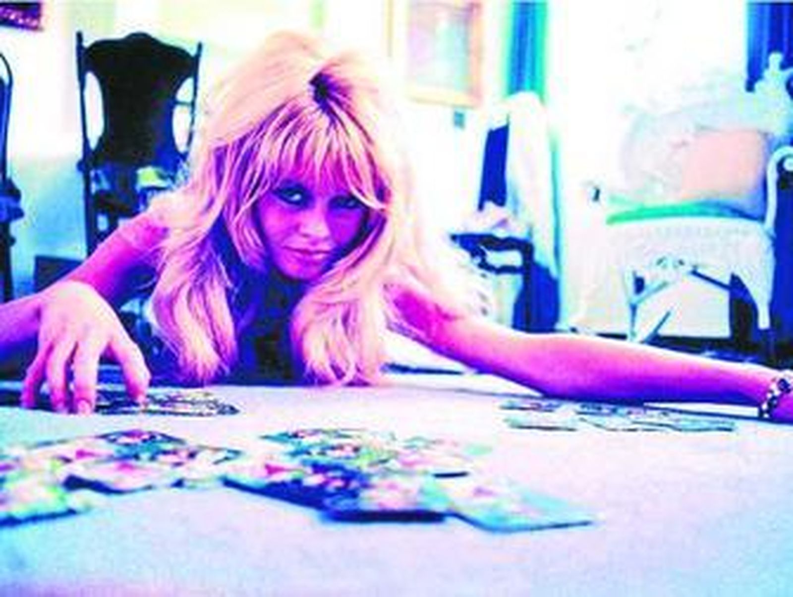 1. Lo que excitaba a la generación de los sesenta y setenta puede resular hoy en día demasiado light. 2. 'Y Dios creó a la mujer' (1956) contaba con una radiante e incendiaria presencia, la de Brigitte Bardot, "una rubia de aspecto angelical y cuerpo demoníaco". 3. 'Emmanuelle' (1974) es un bodrio que significó todo un fenómeno social y que convirtió a su protagonista en un icono sexual.  4. 'Garganta profunda' (1974) contó con un ridículo presupuesto de 25.000 dólares y consiguió recaudar más de 6 millones. 5. José Luis López Vázquez, José Sacristán y Alfredo Landa, protagonistas del erotismo más castizo. 6. 'Historia de O' (1975)  otro de los grandes títulos de la historia del cine erótico.