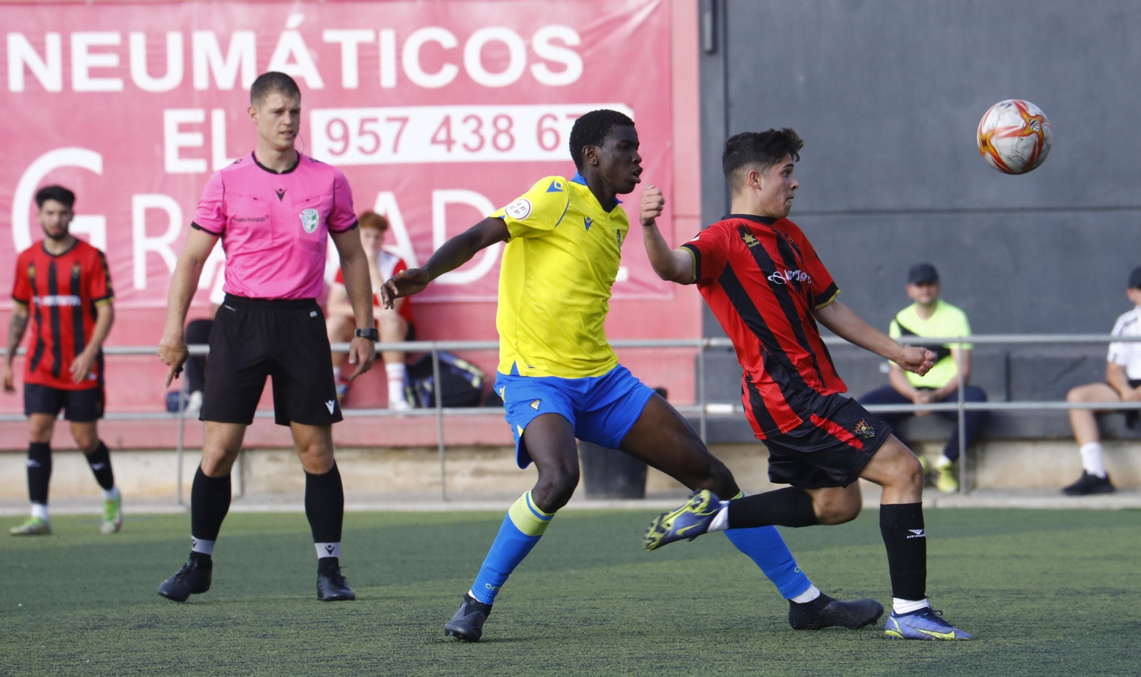 Alvarito es presionado por Moussa.