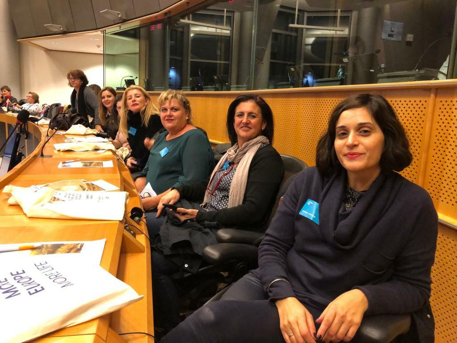 La delegación andaluza con cuatro agricultoras almerienses y una cordobesa, ayer en el Parlamento Europeo.