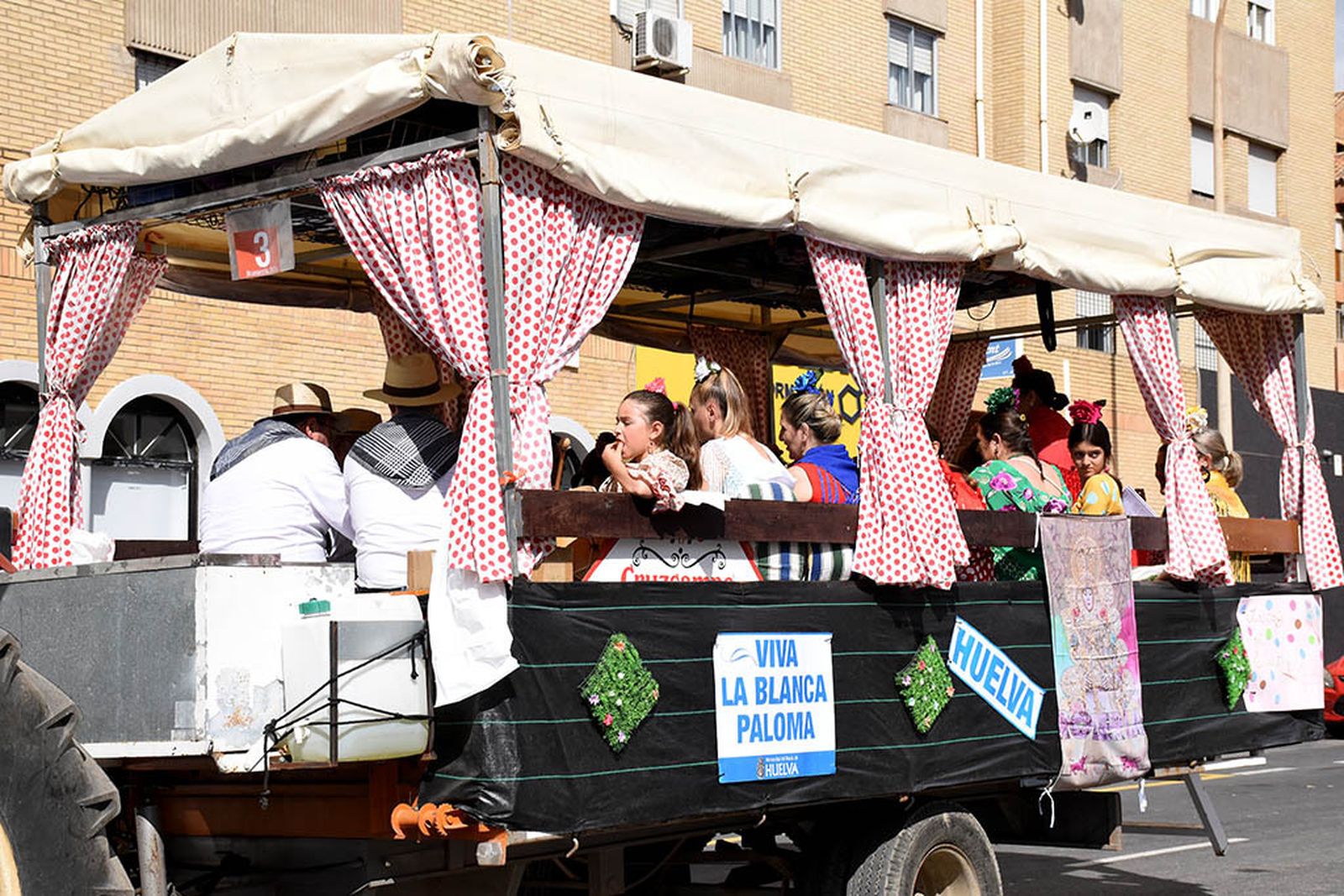 Imágenes de los carros de la Hermandad del Rocío de Huelva