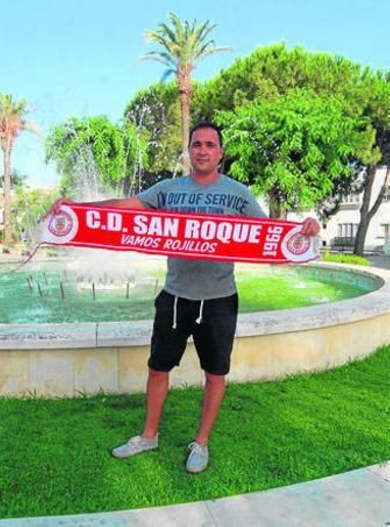 Sergio Mena muestra la bufanda del CD San Roque.