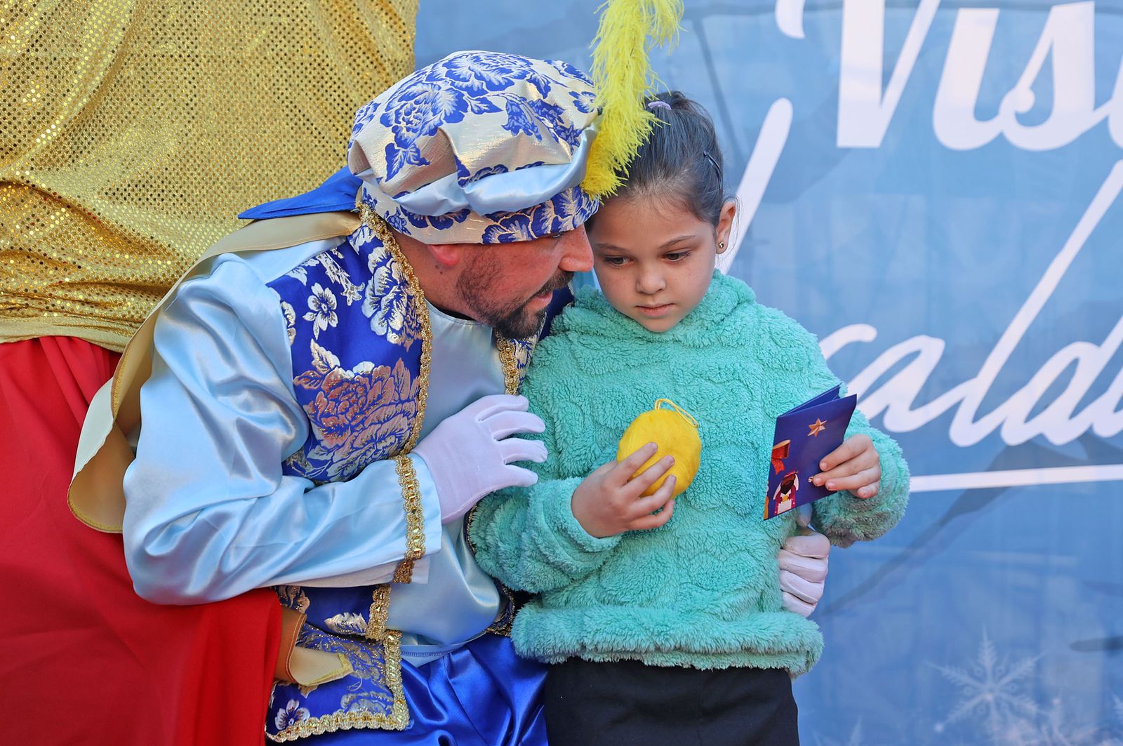 Imágenes del paje Real de SSMM los Reyes Magos recogiendo las cartas de los niños y niñas de Huelva en la plaza Houston