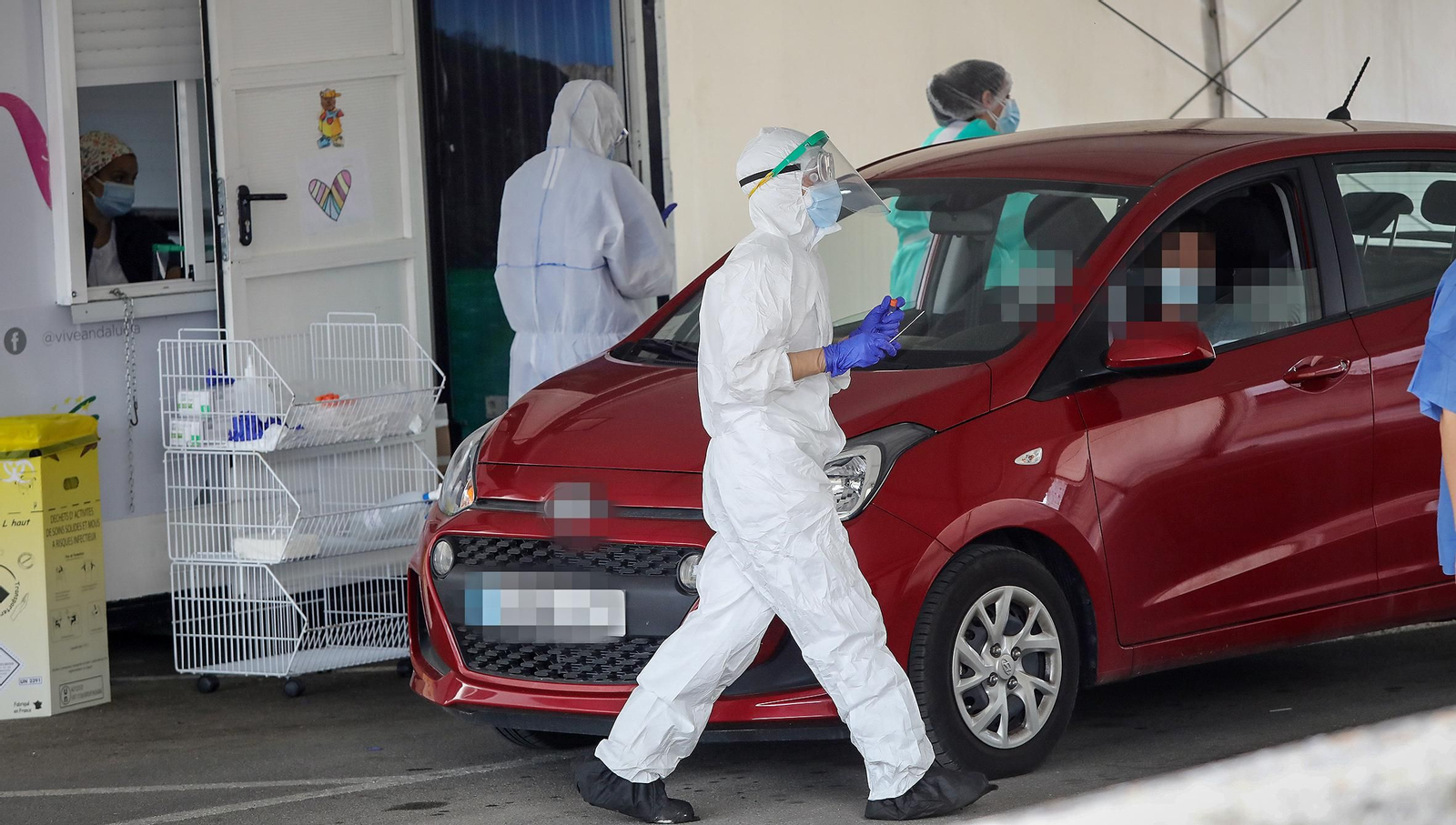 Personal sanitario realizando pruebas en el autocovid del hospital de Jerez, este martes.